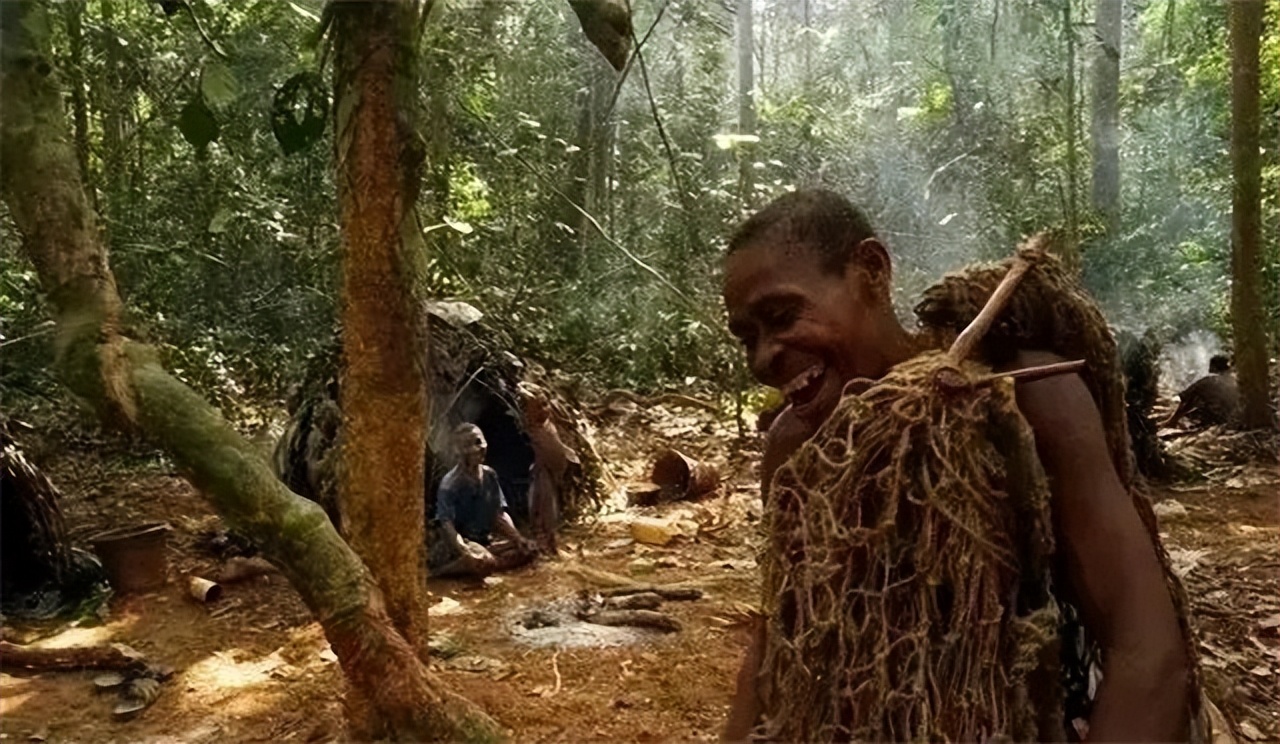 非洲巴卡部落：男人捕杀六米巨蟒，女人挖洞抓非洲巨鼠