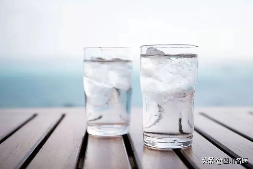 健康养生晨起第一杯水应该怎么喝,清晨第一杯水怎样喝最健康