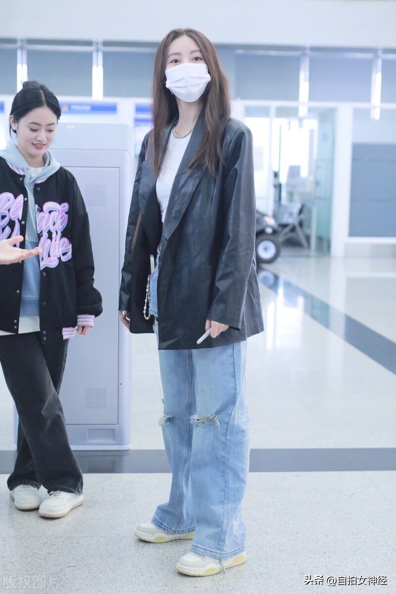 吴优身穿白色长裙礼服,吴优棕色牛仔裤