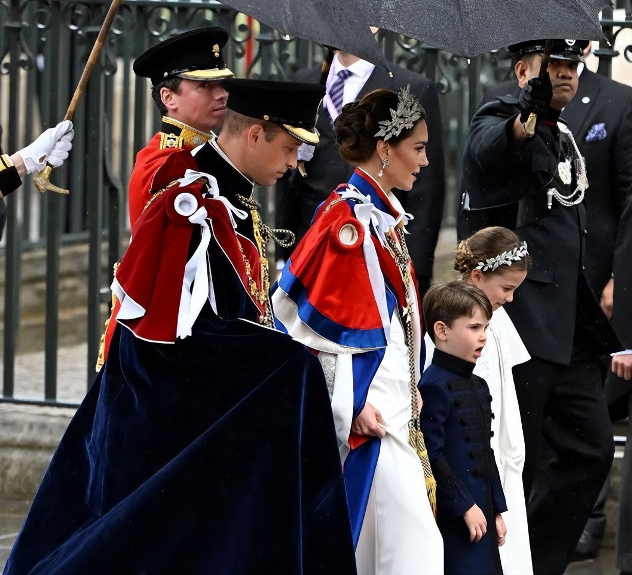 查尔斯登基卡米拉封后，凯特戴上珍珠泪出镜，以此致敬英伦玫瑰