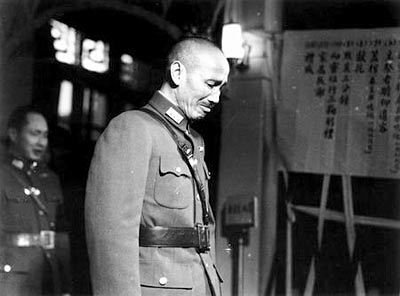 1975年蒋介石临终前,对蒋经国说出不放张学良的原因,张泪如雨下