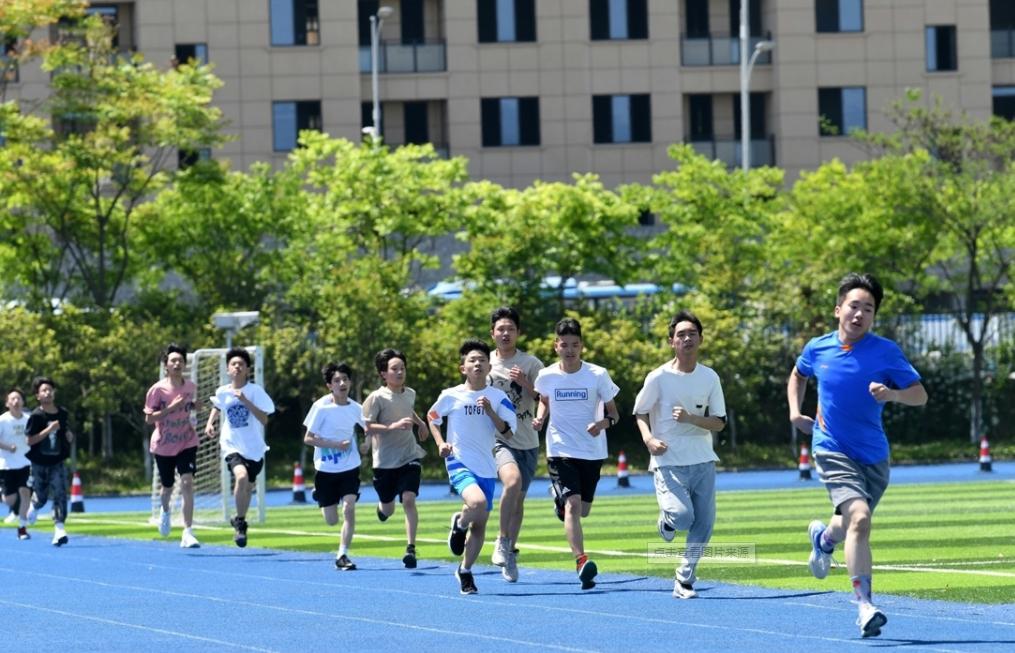 初三体育中考1000米800米评分标准,中考体测大部分孩子1000米成绩