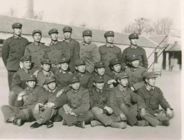 一等功老兵隐姓埋名36年采访,一等功退伍老兵慰问战士