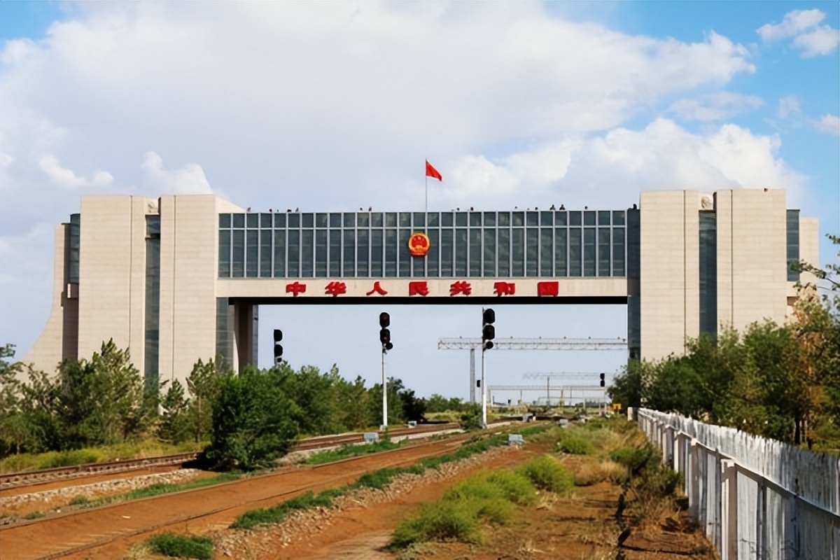 蒙古国距离中国的呼和浩特市多远,蒙古国离中国多少公里