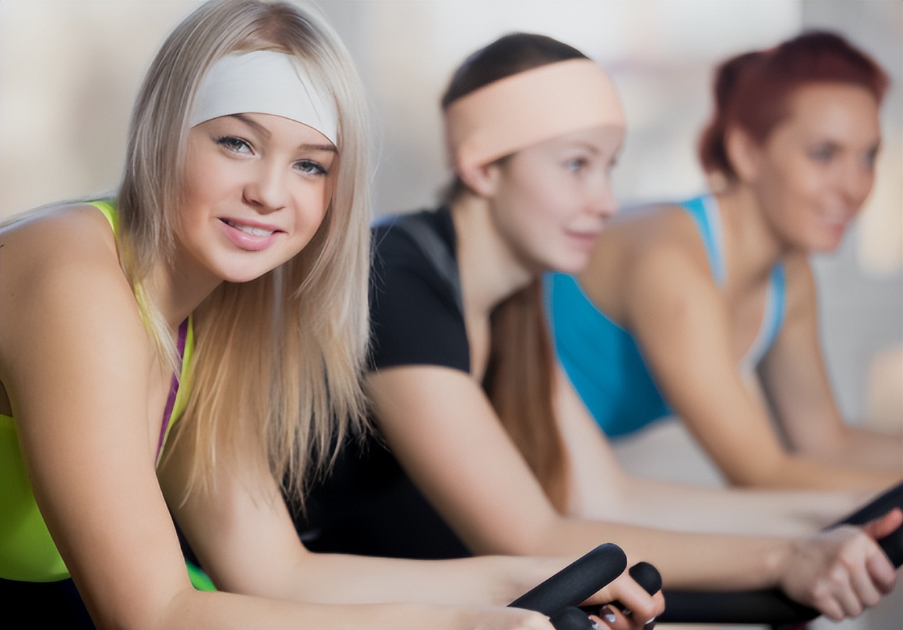 女子洗澡发现腋窝肿块,女孩洗澡时发现背后长了个痘痘