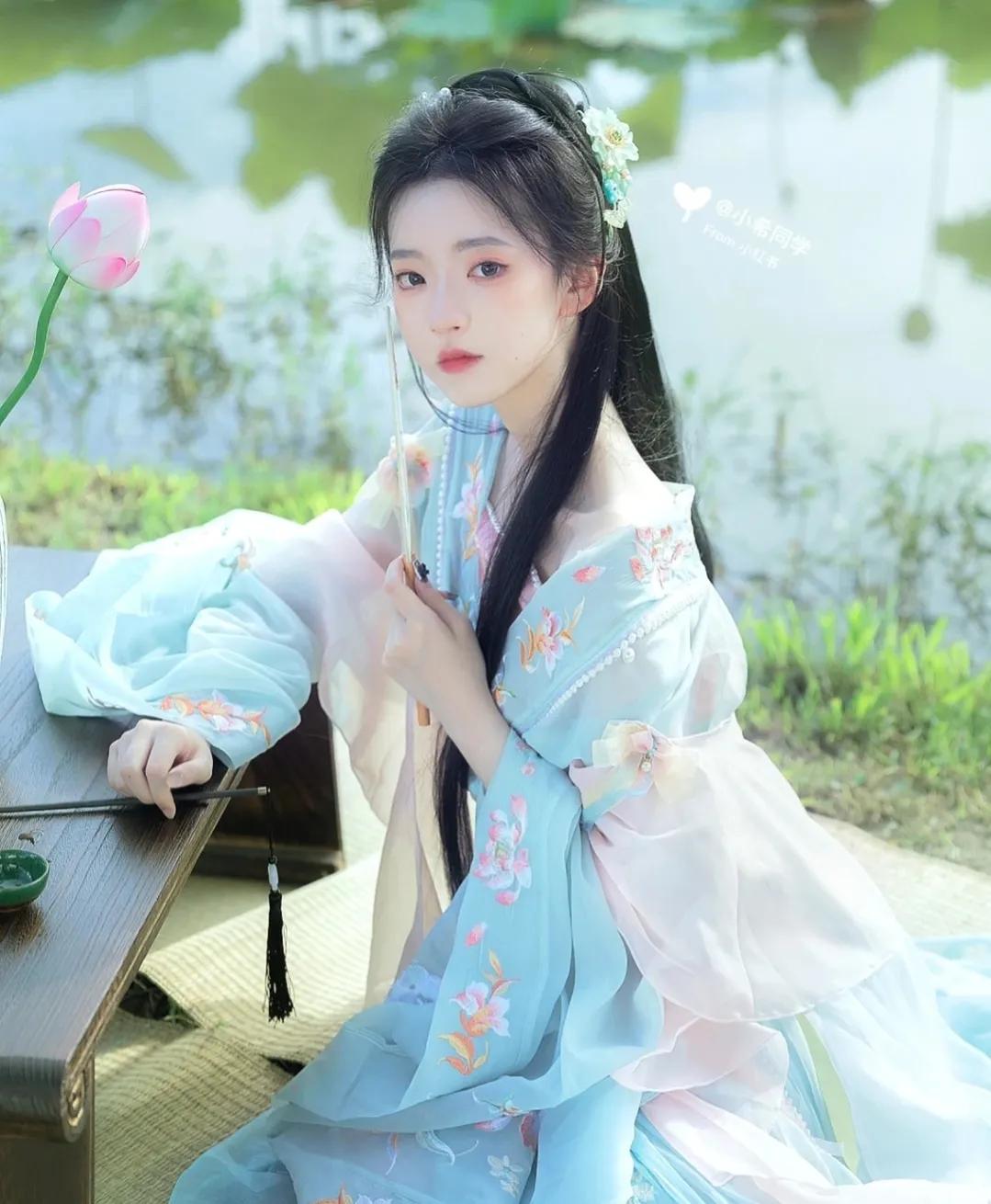 我对还未成气候的反派非打即骂后来他权倾朝野却在我面前卑微求欢