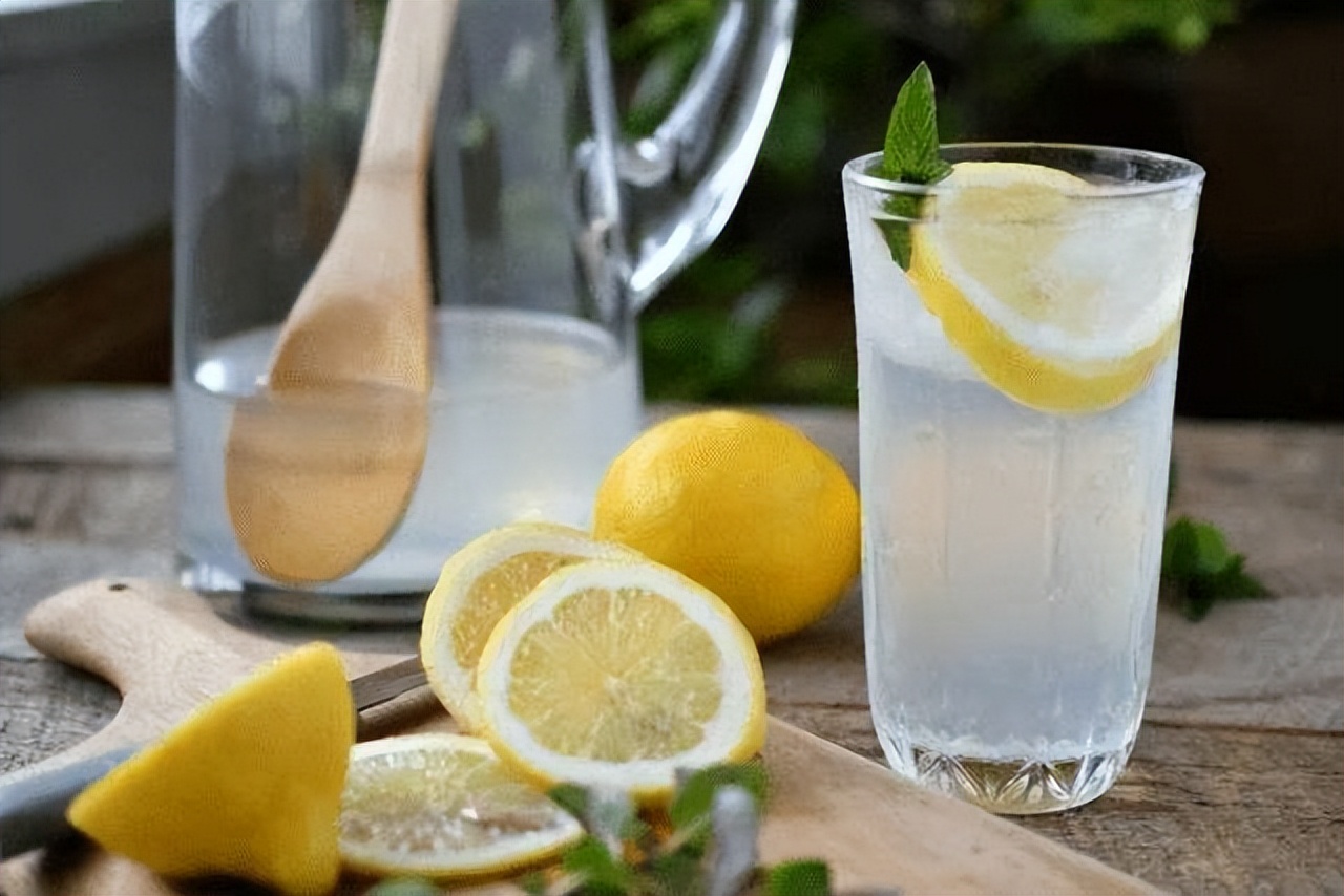 女人长期喝柠檬水对身体有好处吗,晚上喝蜂蜜柠檬水的好处与坏处