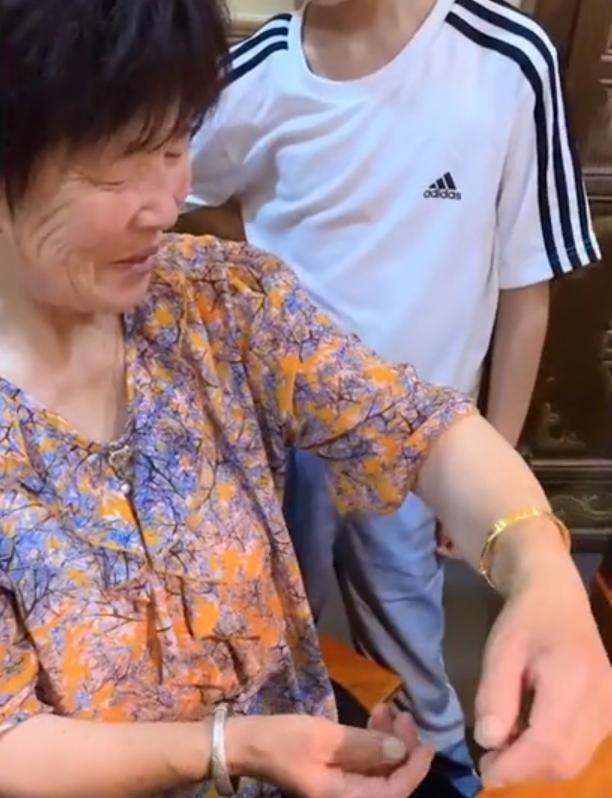 山东儿媳妇给婆婆买金镯子,儿媳花一万多给婆婆买金手镯不戴