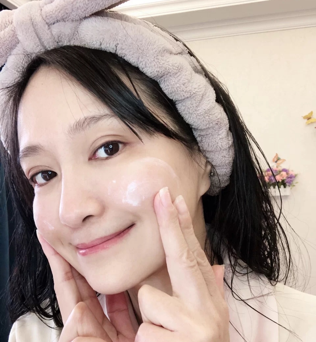 推荐一款保湿水乳40多岁女士用,什么牌子的水乳好用不刺激肌肤