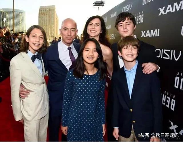 贝佐斯和桑切斯在游艇,贝佐斯乘5亿美元豪华游艇出海