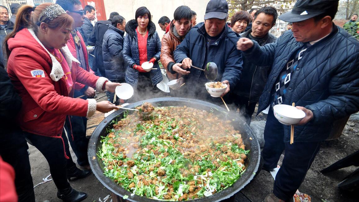 河南大姐大锅菜10块钱一份随便吃,卖便宜大锅菜