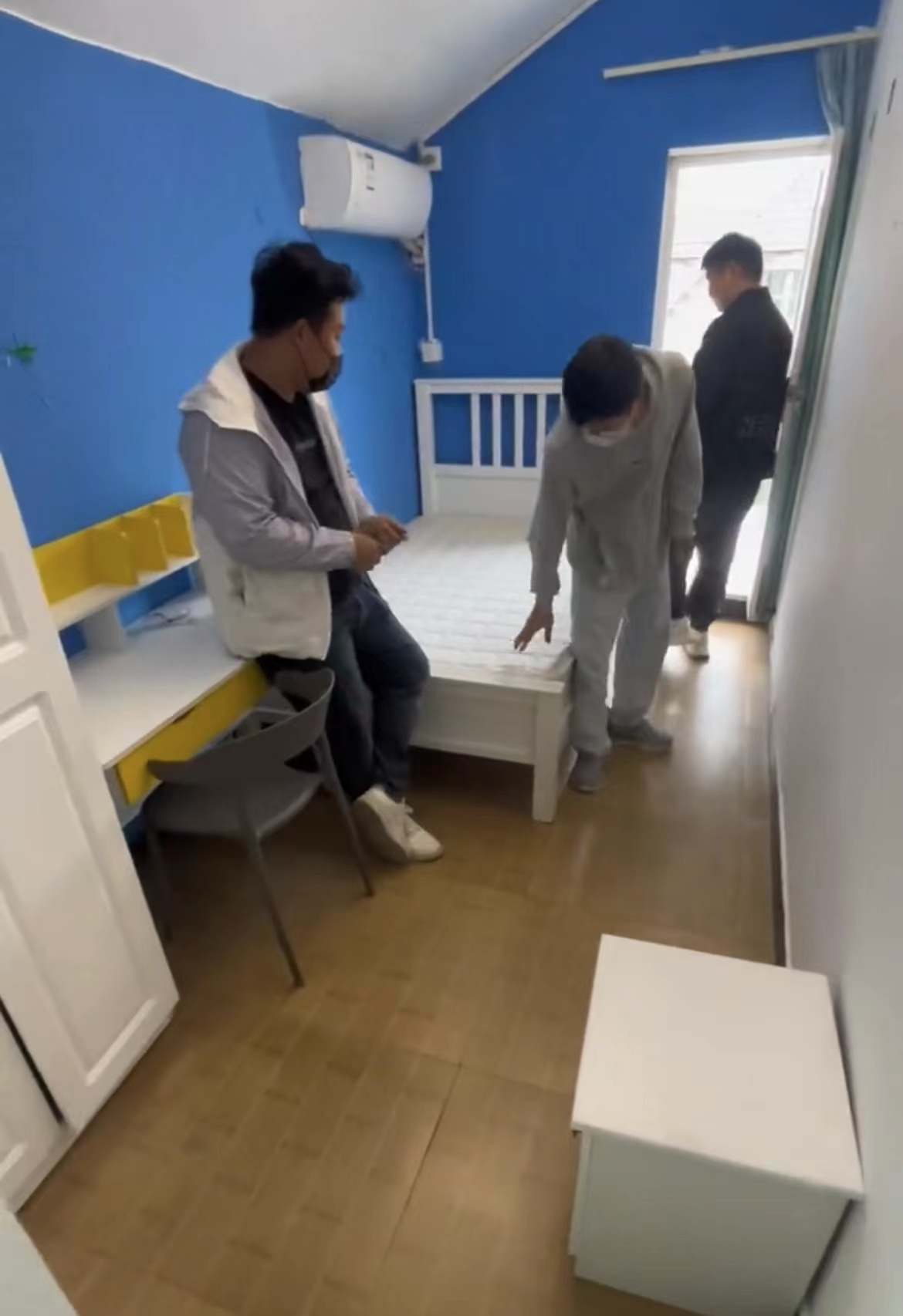 三个小伙合租单间,三个小伙合租900元房子