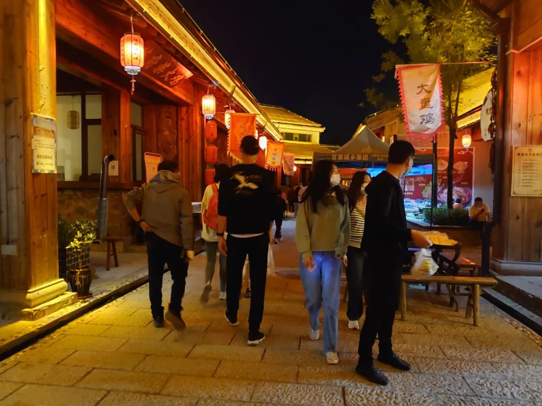 比年味谁更浓？谁能比得过花灯锦簇的栖云！