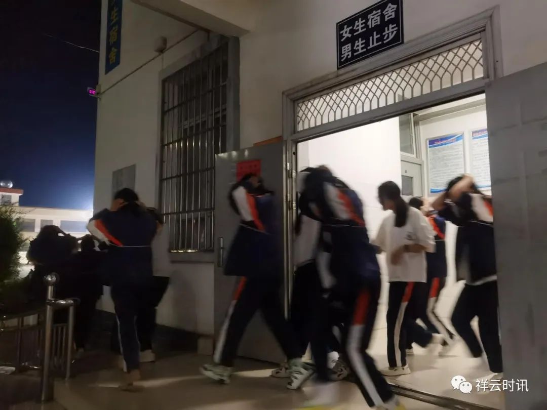 青海三中防震演练,出江镇学校地震演练