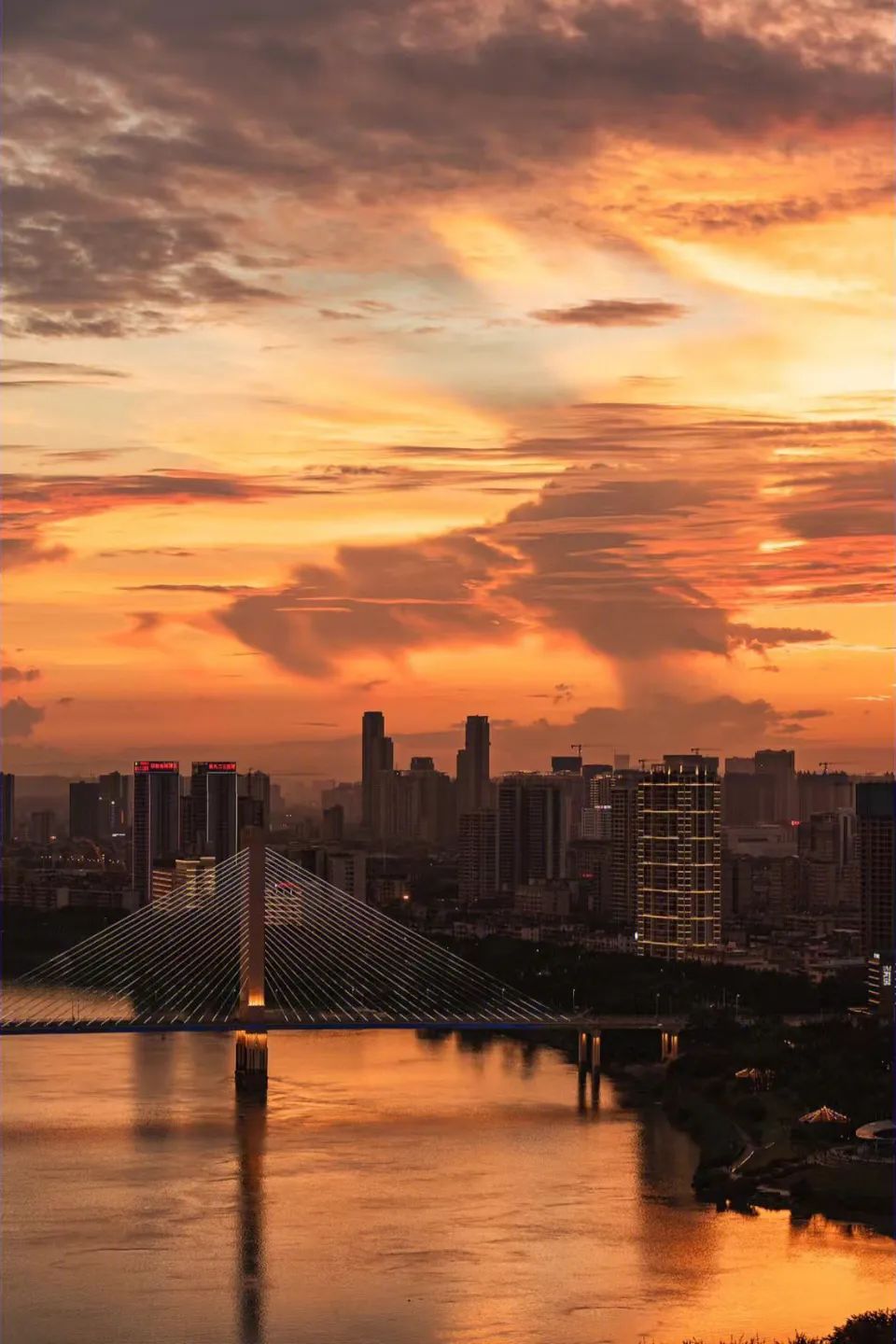 回到小县城朝九晚五,回到朝九晚五的心情说说