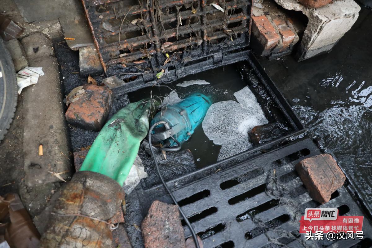 苏园里小区10号楼前积污水外溢严重居民出行难施工单位：老管道堵塞导致，新管道铺设后可彻底解决