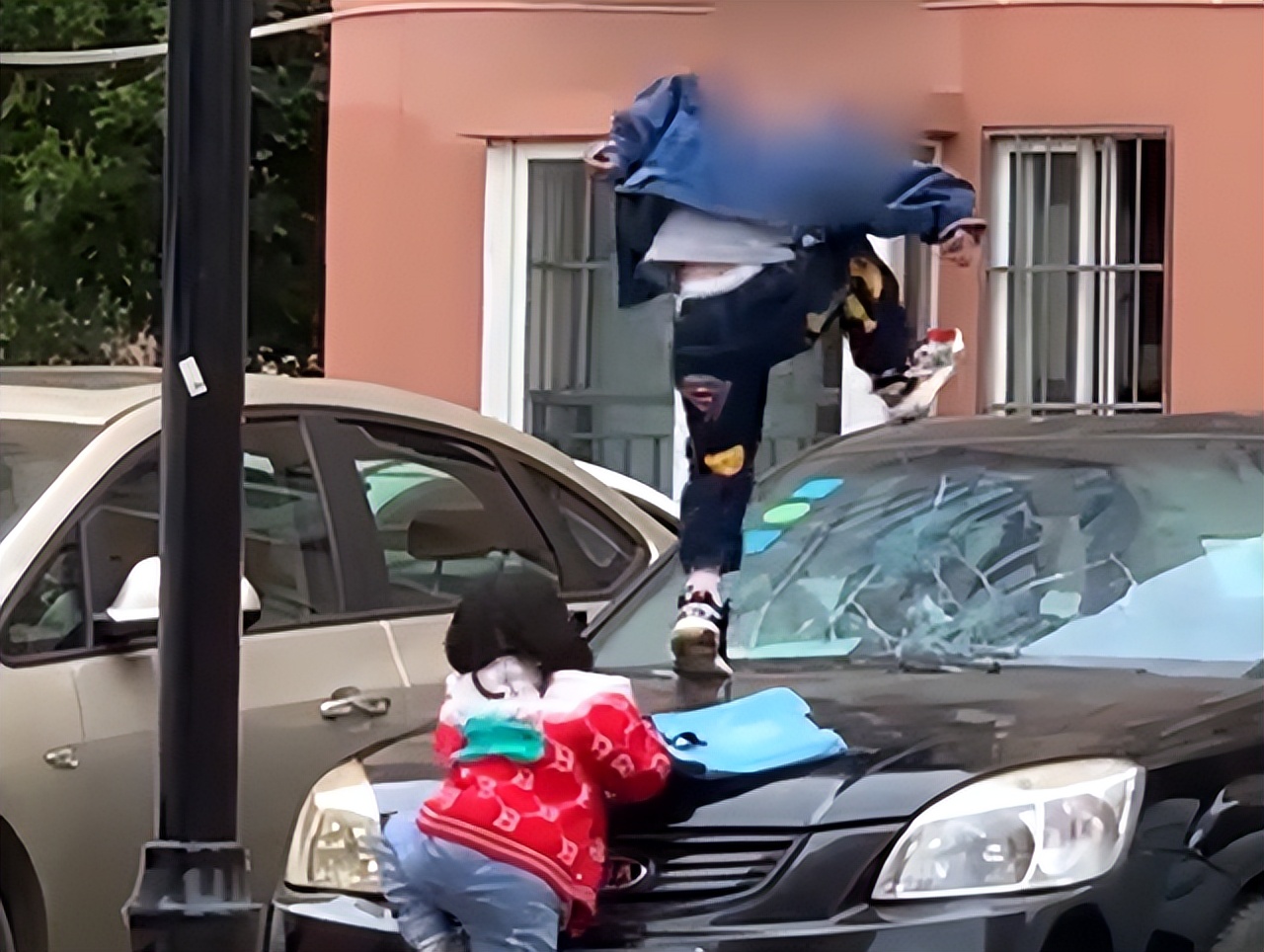 云南一熊孩子爬上私家车猛踩挡风玻璃，网友怒了：家长该好好管教