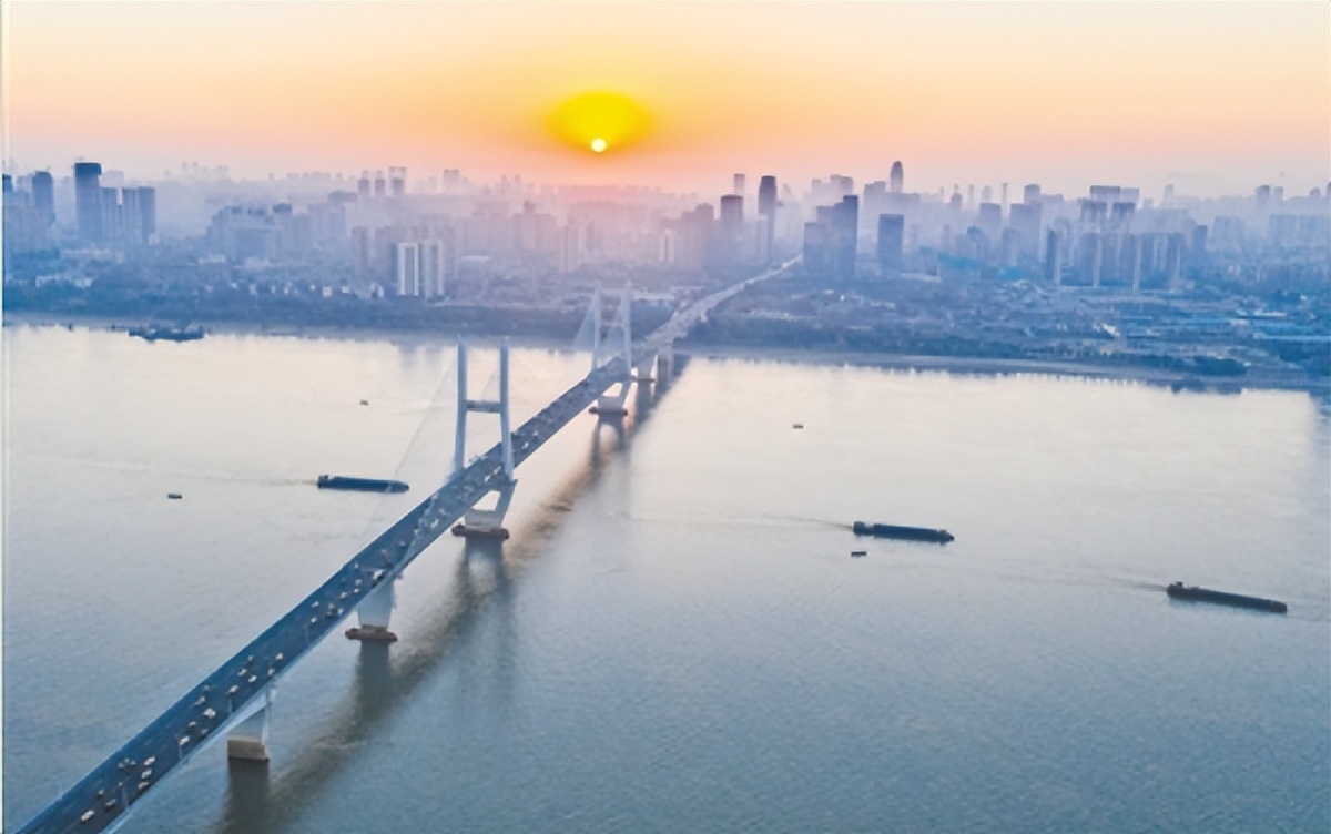 武汉三大世界级产业集群强劲崛起,全面开展三标活动