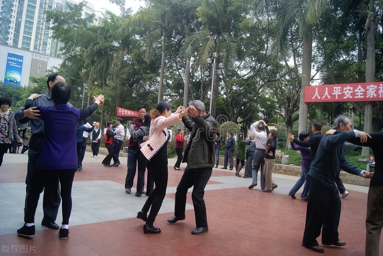 我60岁热爱跳舞，跟舞伴跳得正开心时，突然私密处掉了个东西