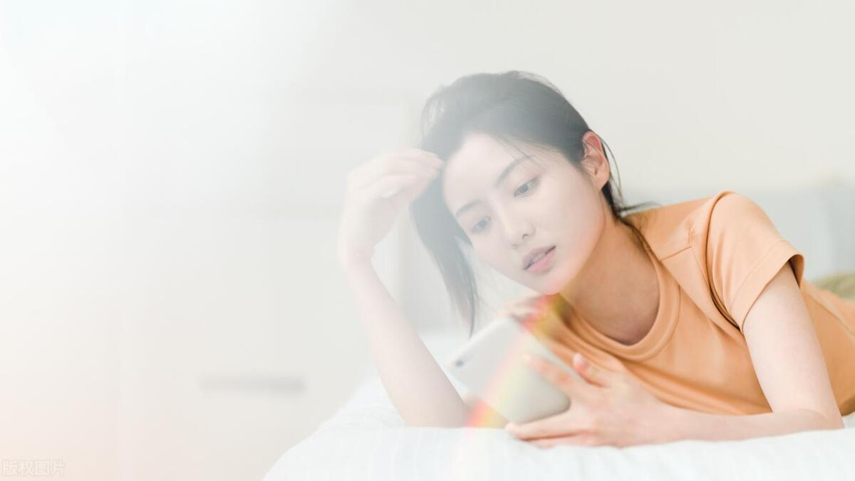 *疆新**旅游时，在机场与24岁女人拿错行李后，与她的一段情缘