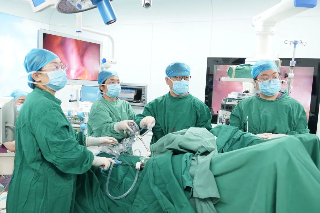 专家快刀显身手患者落泪见真情秦皇岛市北医三院妇产科为患者实施腹腔镜下子宫内膜癌分期术及全子宫切除术