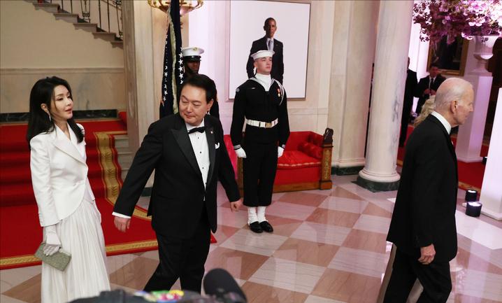 韩第一夫人穿军装,访美韩国第一夫人