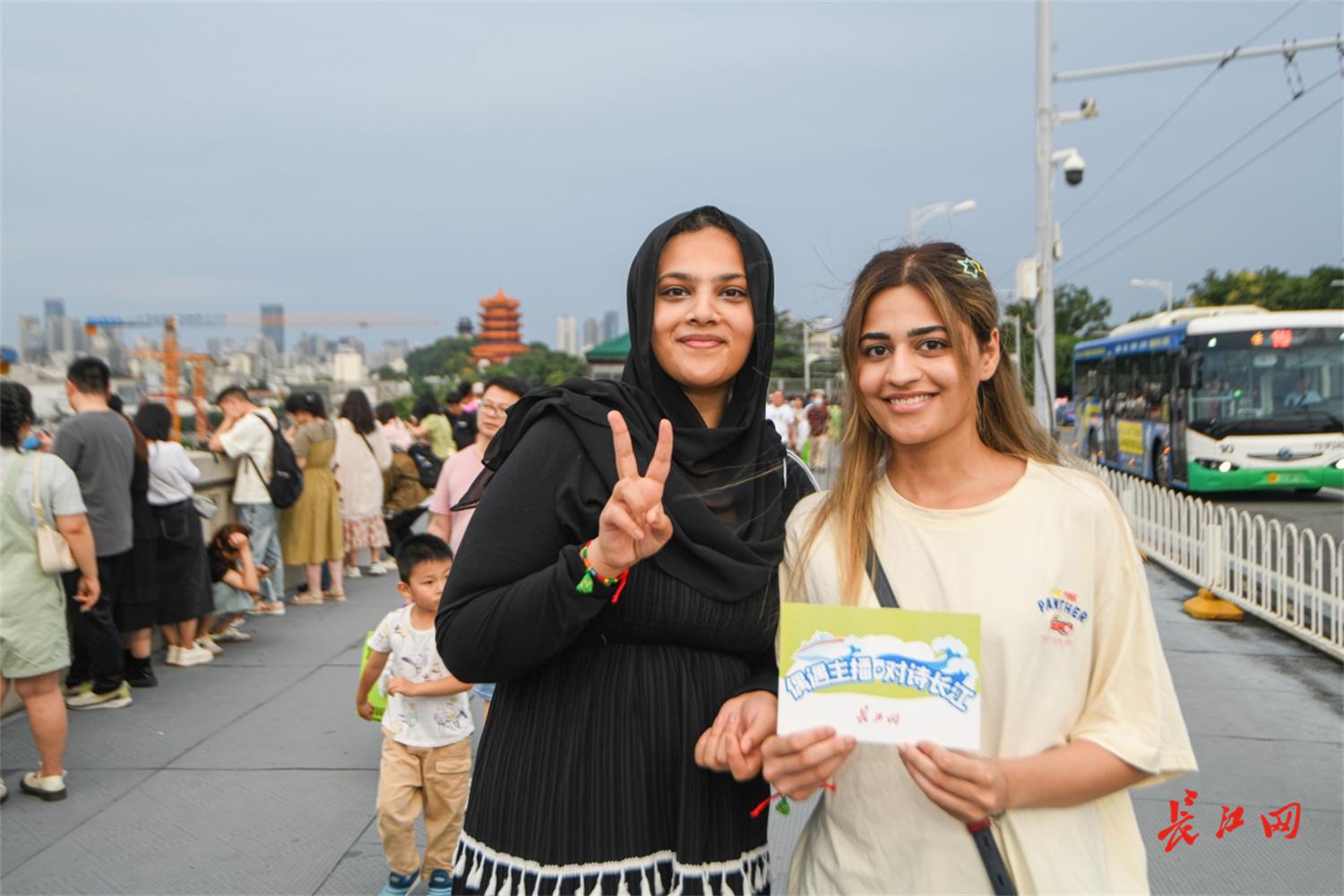 感受长江的宽阔与大气徒步“万里长江第一桥”成外地游客首选丨偶遇主播·对诗长江