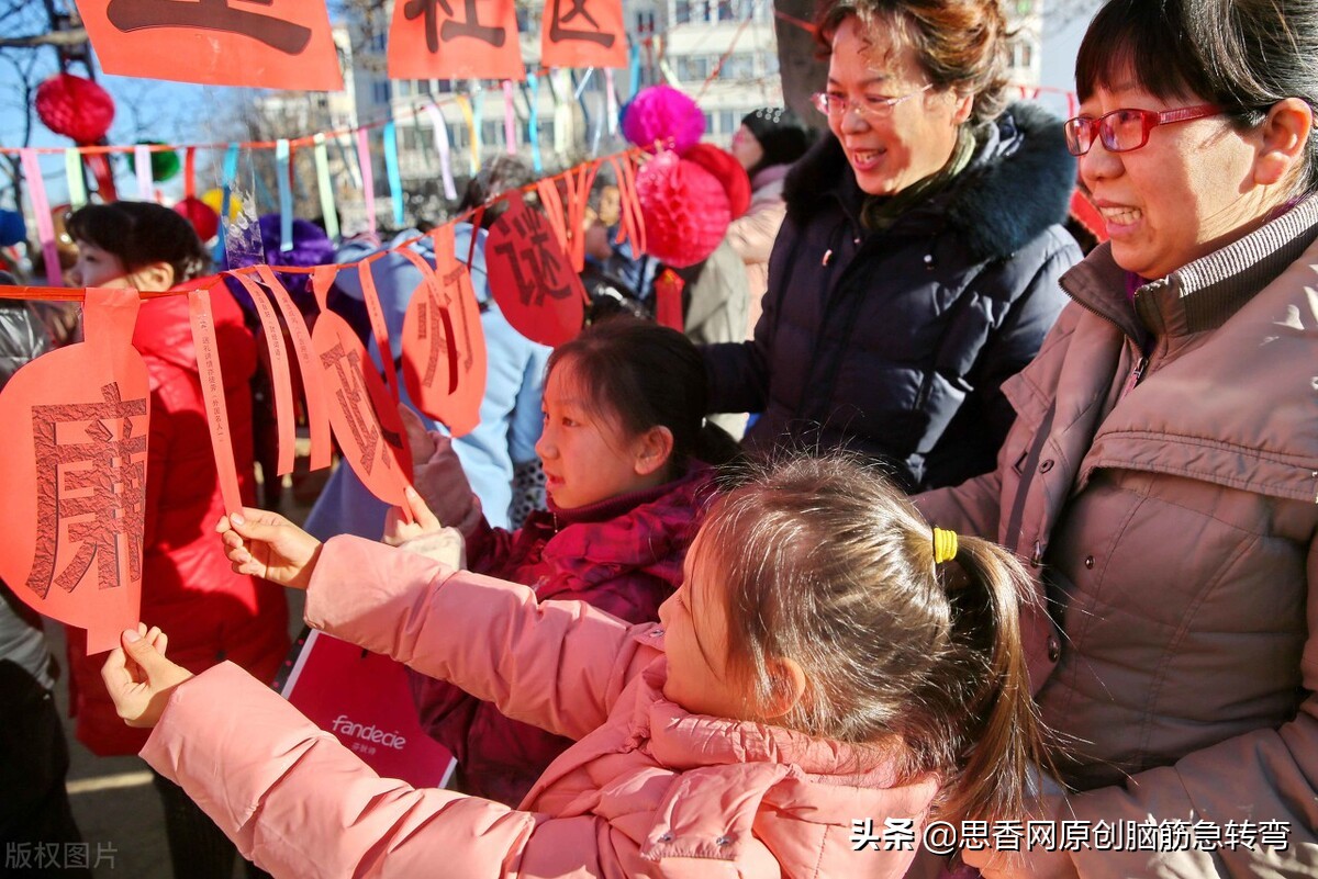 一个小气球,爱在水上游,半边光溜溜,一吹就没有(打一自然物)