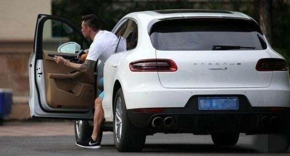 国足座驾有多壕,国足千万豪车