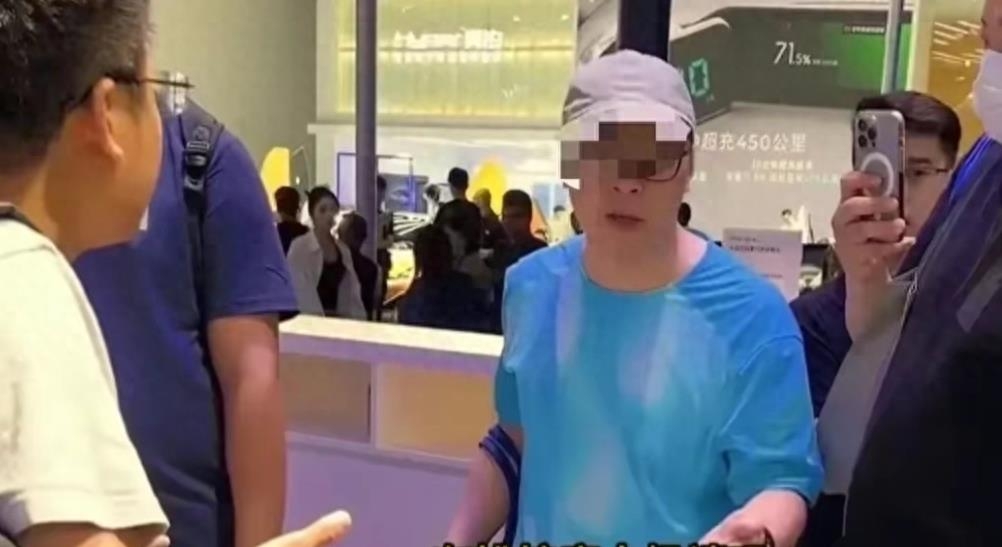 越闹越大！“蓝衣大佐”身份被曝，“*裤底**”被网友扒光，不是王某