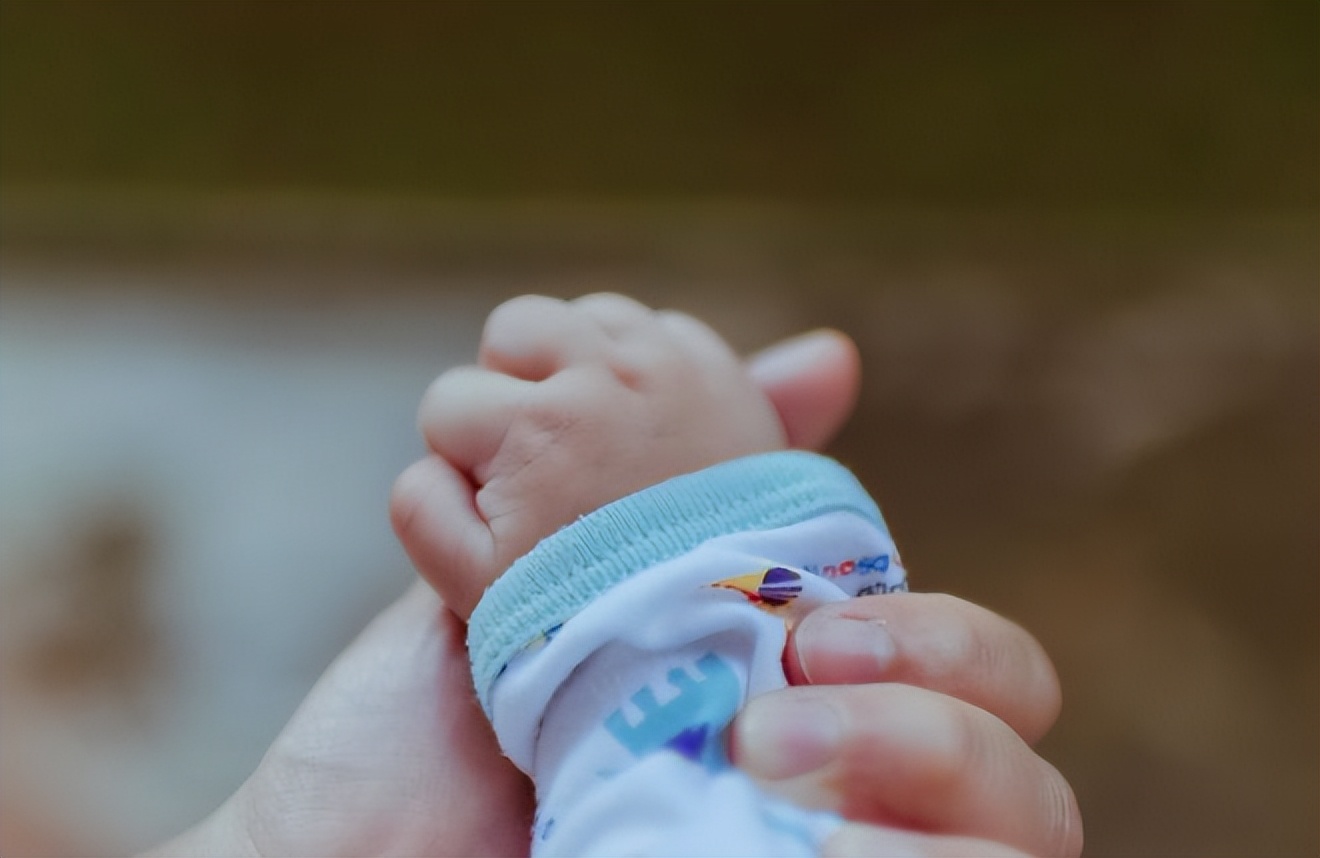 宝妈担心奶水不足如何宣教,担心母乳不够宝宝没吃饱