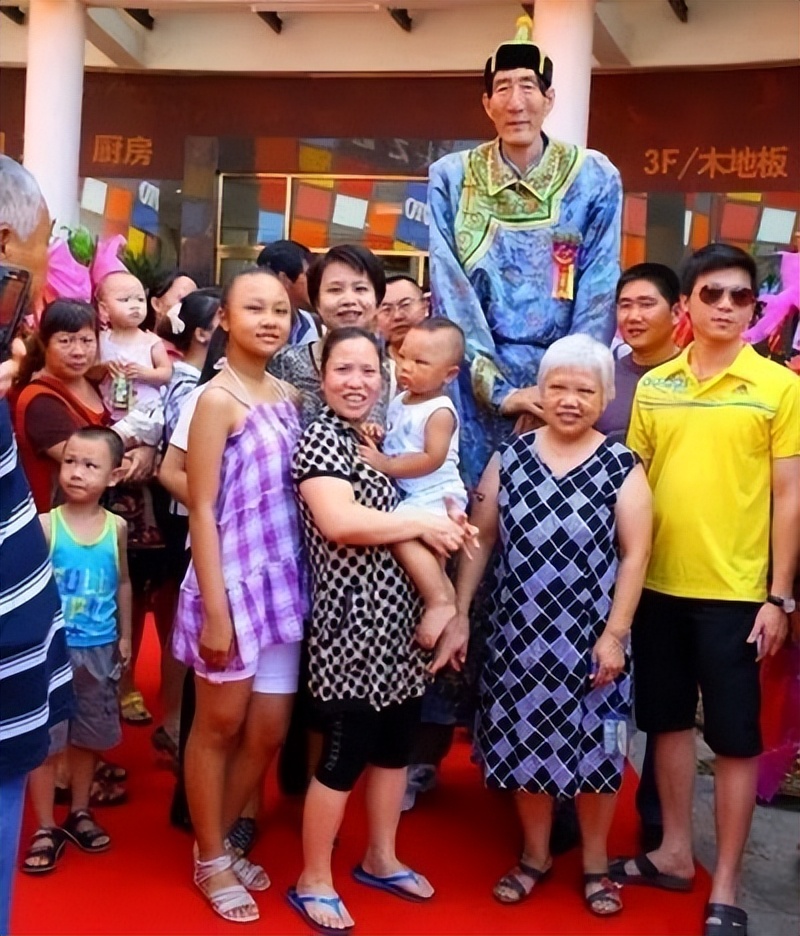 中国第一男巨人鲍喜顺,中国第一巨人鲍喜顺简历