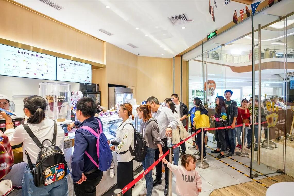 一盒冰激凌,将崇洋媚外展现的淋漓尽致,女孩,你的下限在哪?