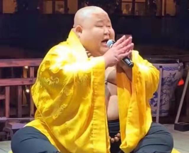 男子因长相上弥勒佛被富婆相中,长得像弥勒佛走红被富婆带回家