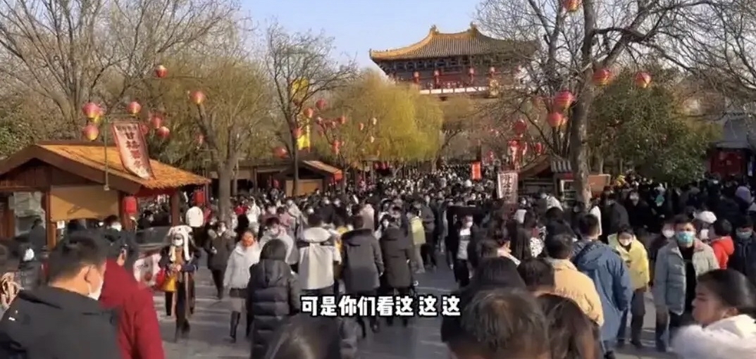 大年初一开封清明上河园人山人海,大年初一的清明上河园是人山人海