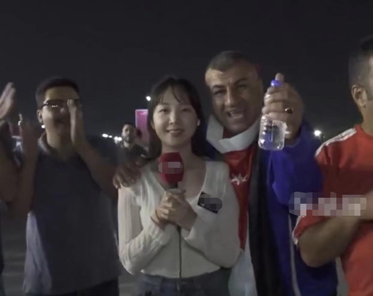 女主持人被观众调戏后续,韩国女记者直播遭球迷强搂