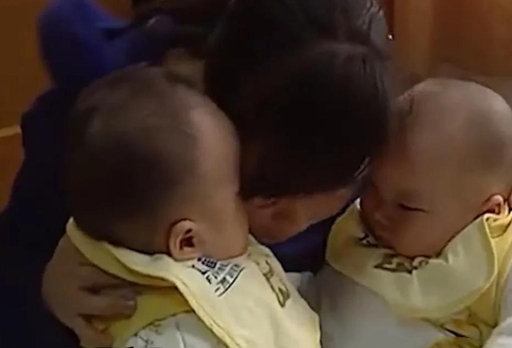 湖北女子生下连体婴儿,湖北孕妇生下首例“连体女婴”