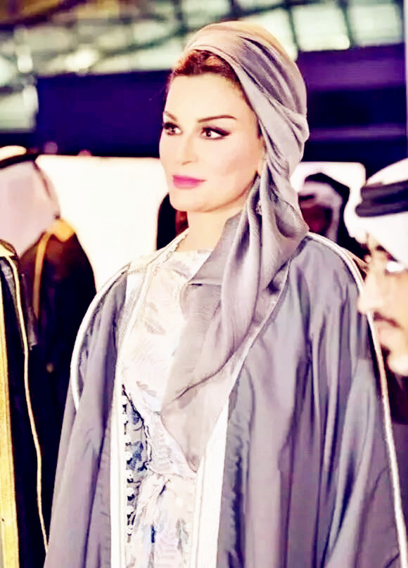 看卡特尔街头女人的穿搭，才明白，丝巾里藏了她们优雅和奢华