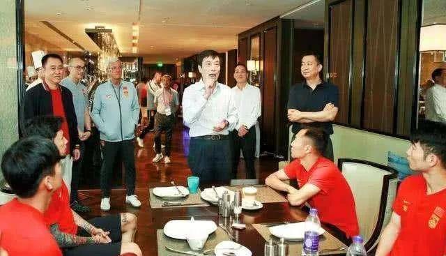 比起2035成为足球强国的目标，可能先把冠军奖杯做好更现实！