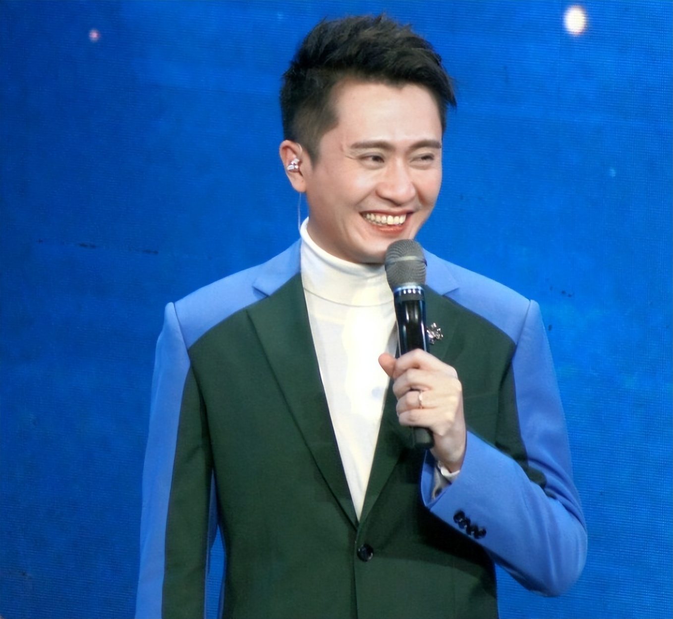 央视主持人杨帆：娶初念女友，如今家庭事业双丰收，他有何魅力？