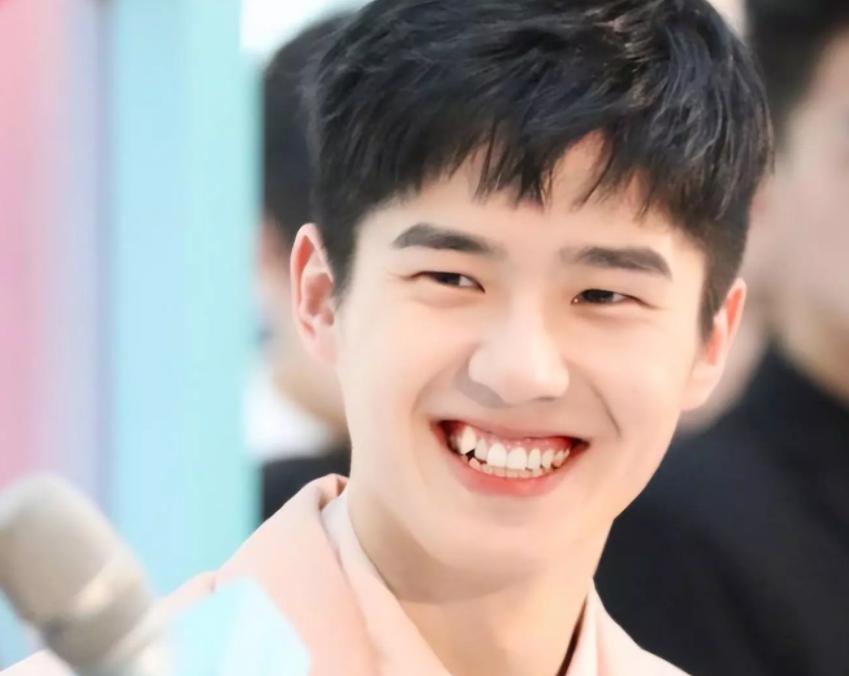 娱乐圈女星龅牙露一颗牙,娱乐圈的假牙女星