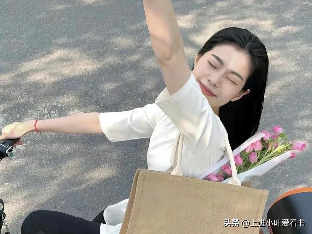 为了躲过家暴父亲的虐待，她不得不一边假扮妹妹，一边寻找妹妹。