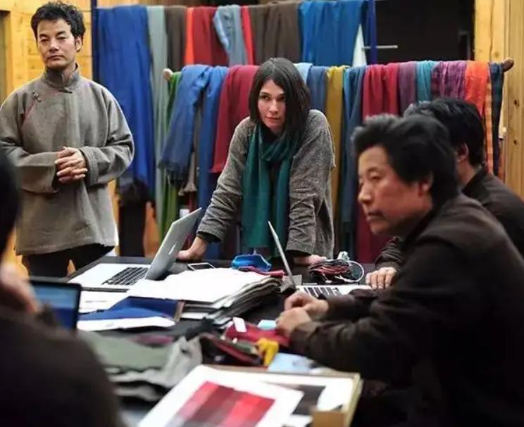 2004年，美国女孩入藏寻根，嫁农村小伙生3女儿，1条围巾卖1万元