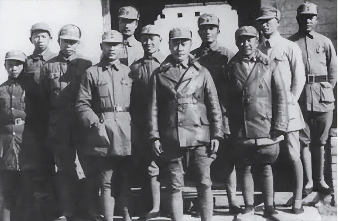 1955年，蒋介石指着十大元帅名单，对宋美龄苦笑：这个人太厉害了