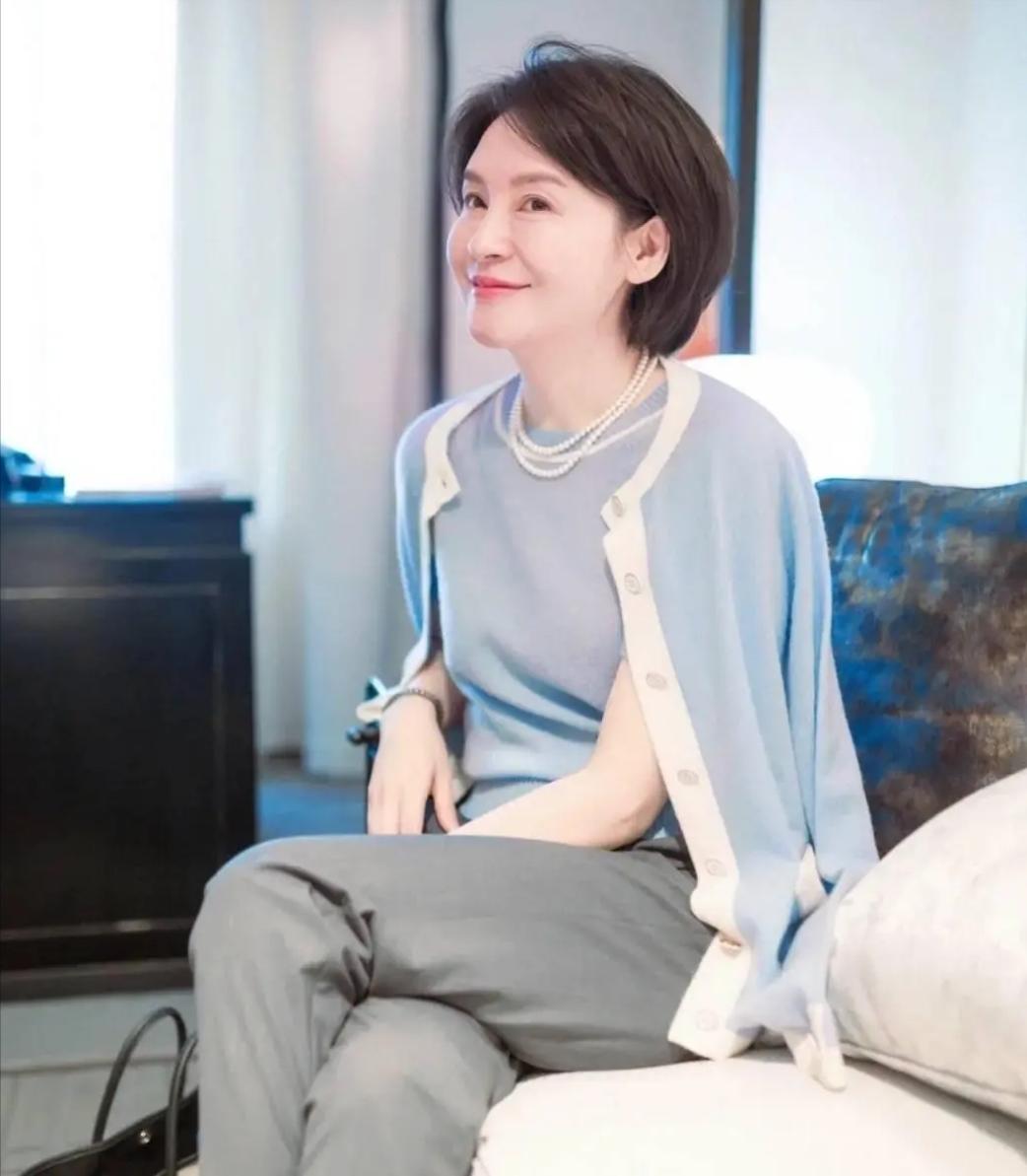 气质减龄休闲打底上衣外穿时尚,这款假两件上衣时尚显瘦又减龄