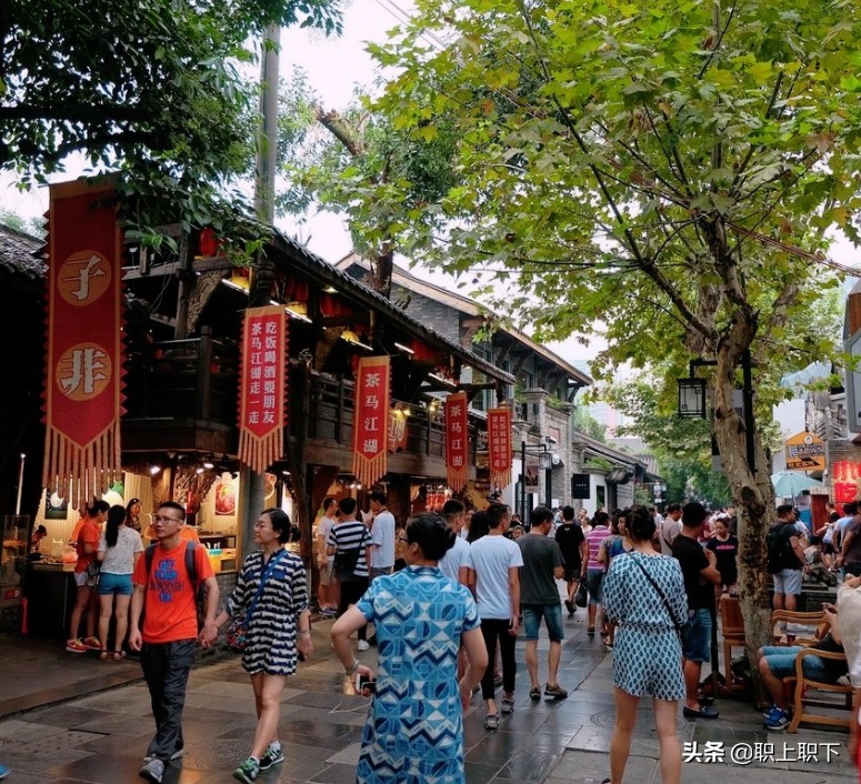 如何看待名校毕业生涌入小县城,大量985毕业生涌入县城意味着什么