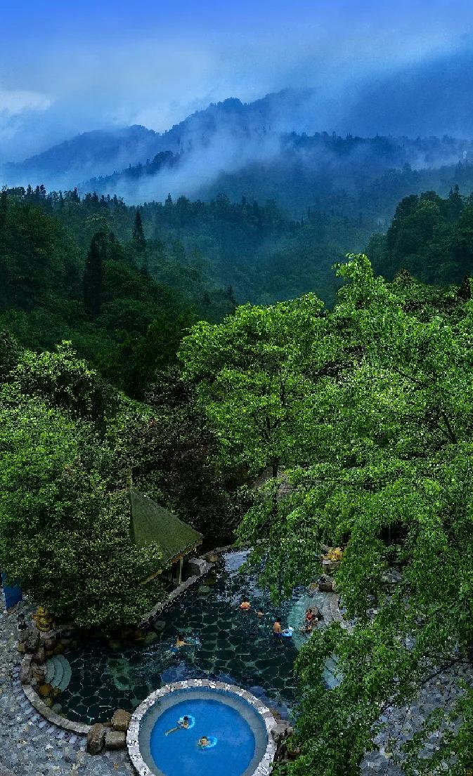 冬日养生泡汤,冬日赏雪泡温泉