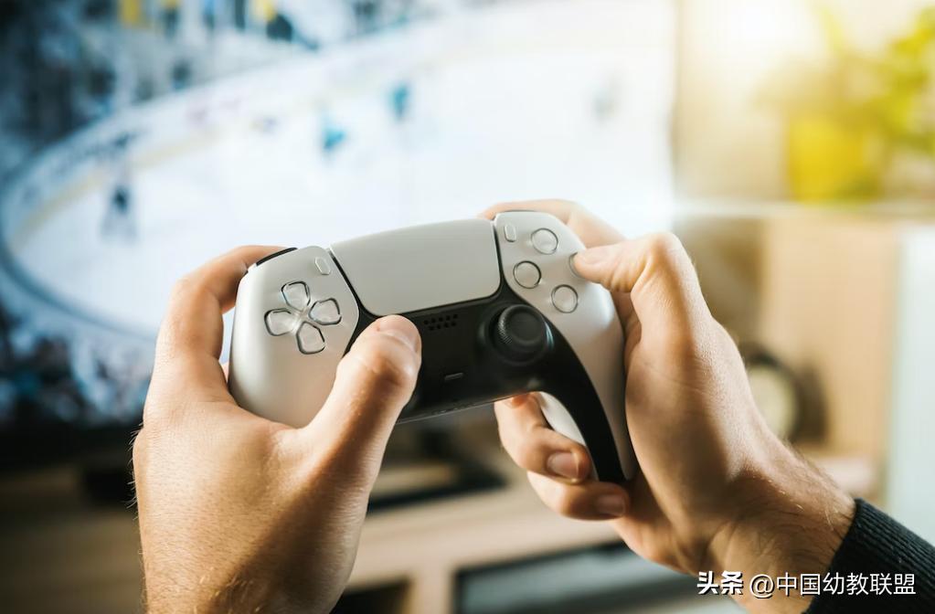 高三了孩子还沉迷手机家长如何做,三宽教育如何预防孩子沉迷手机