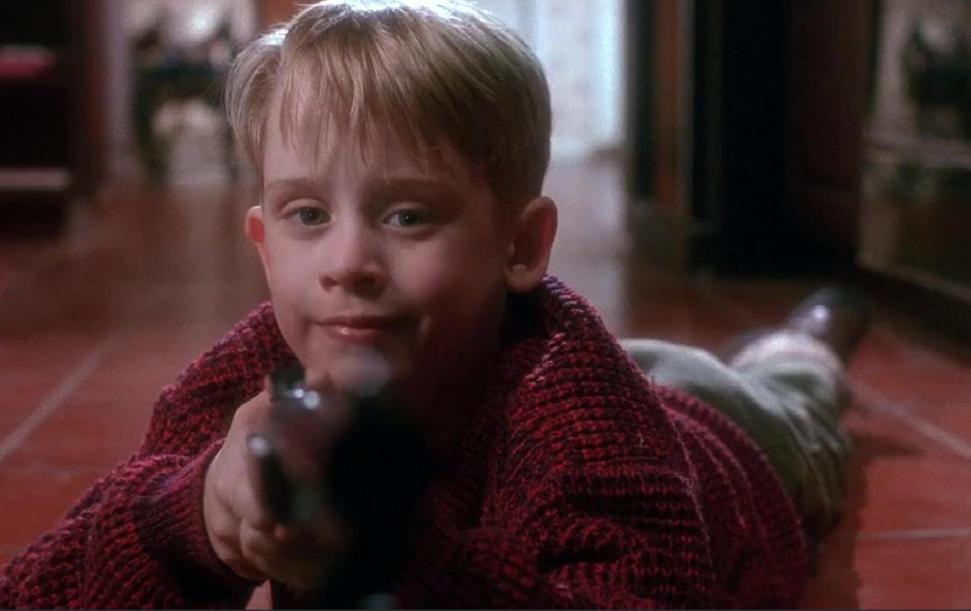 “小麦”智斗两个偷贼，笑点不断，暗示权力转移激发家庭成员潜力