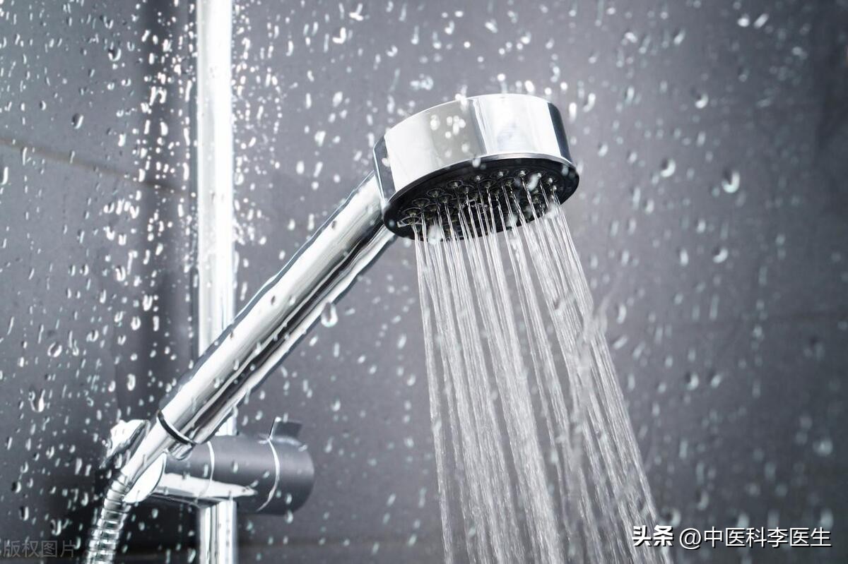 为啥有的女生洗澡时站着尿尿？经常这样做，对身体好不好？